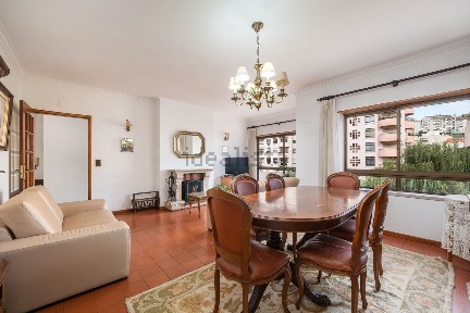 Apartamento T3 à venda na Praça Mestre Pêro