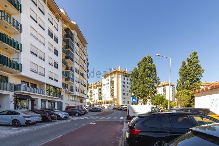 Apartamento T3 à venda na Rua Dona Inês de Castro, 20