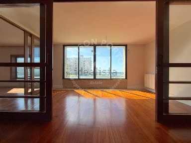 Arrendamento de apartamento T4 na Rua Helena Vieira da Silva