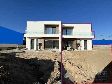 Moradia geminada à venda em São João de Lourosa