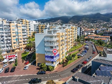 Apartamento T3 à venda na Rua Encosta do Pilar