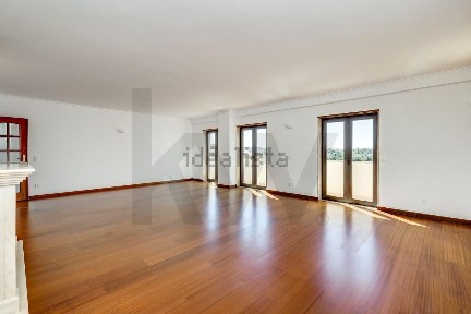 Arrendamento de apartamento T4 na Rua Mário Eloy s/n