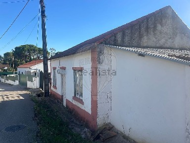 Moradia independente à venda em Vale de Figueira