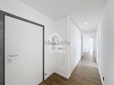 Apartamento T5 à venda na Rua de Huíla, 13