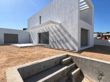 Moradia independente à venda na Vila Nogueira de Azeitão