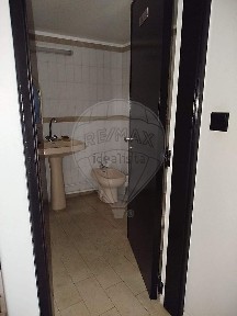 Arrendamento de espaço comercial na Rua Doutor Américo Cortês Pinto