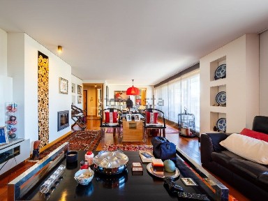 Apartamento T5 à venda na Rua Aurélio da Paz dos Reis