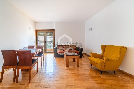 Apartamento T2 à venda na Rua General Norton de Matos