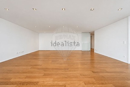 Apartamento T4 à venda na Rua Tapadinha