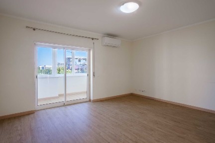 T3 + garagem + carregamento elétrico junto C. C. Colombo e Metro
