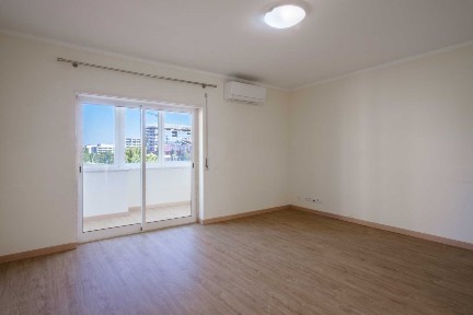 T3 + garagem + carregamento elétrico junto C. C. Colombo e Metro