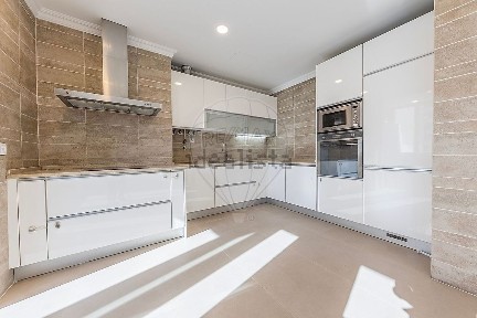 Arrendamento de apartamento T4 na Avenida Praia da Vitória
