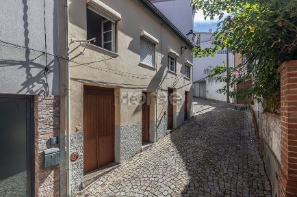 Moradia independente à venda na Rua Luís Ferreira, 10