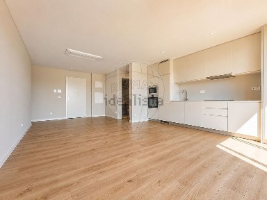 Apartamento T2 à venda na Rua da Qt.ª das Romeiras