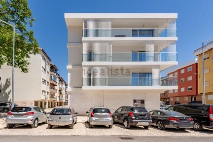 Apartamento T4 à venda na Rua Escola Social