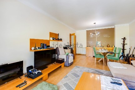 Apartamento T3 à venda na Rua Vale de Lobos, 8