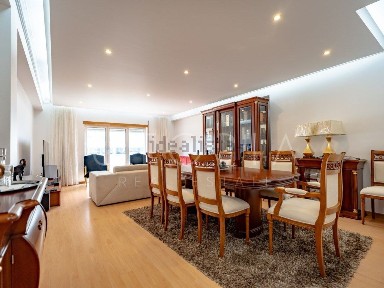 Apartamento T7 à venda na Rua Vale de Lobos, 16