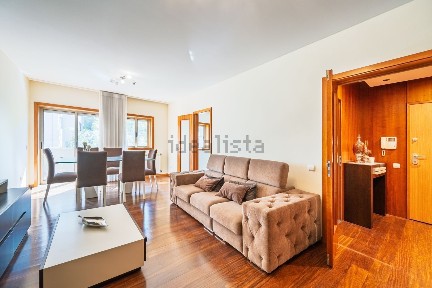 Arrendamento de apartamento T2 na Rua do Professor António Cruz, 233
