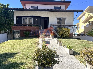 Moradia independente à venda no Centro de Oliveira de Azeméis