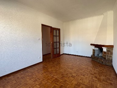 Arrendamento de apartamento T2 na Avenida António Santos Leite, 181