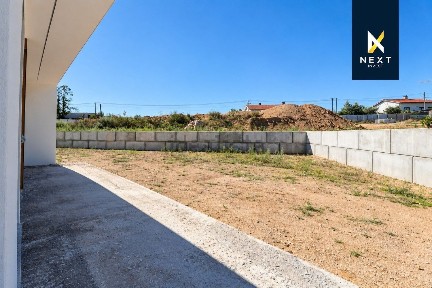 Moradia geminada à venda em São João de Lourosa