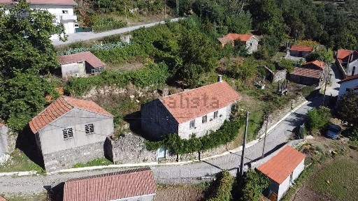 Moradia independente à venda em Fornelo do Monte
