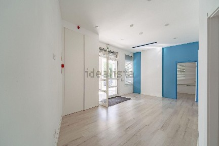 Arrendamento de espaço comercial na Rua Abranches Ferrão, 13 b
