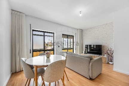 Apartamento T2 à venda na Rua da Cachada