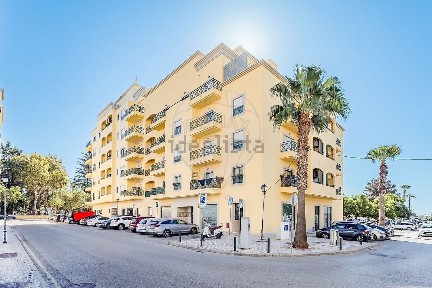 Espaço comercial à venda na Rua Eng. Aboim Sande de Lemos