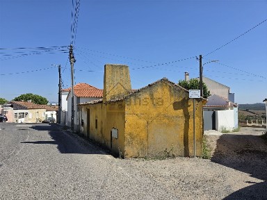Moradia independente à venda em Miragaia e Marteleira