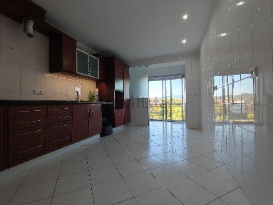 Arrendamento de apartamento T3 na Rua Francisco Pereira Silvério s/n