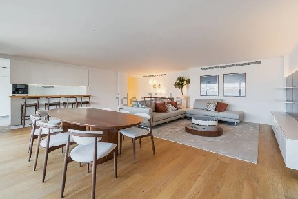 Apartamento T4 à venda na Rua de Dom Pedro V