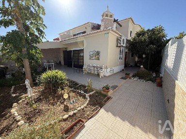 Moradia geminada à venda na Vila de Pêra