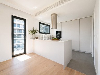 Arrendamento de apartamento T4 em Rua Soeiro Pereira Gomes, 10
