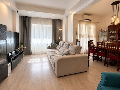 Apartamento T4 à venda na Rua Mariano Coelho