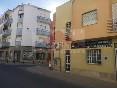 Moradia independente à venda na Rua Sacadura Cabral, 58