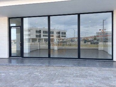 Arrendamento de espaço comercial na Rua Coronel Vítor Alves