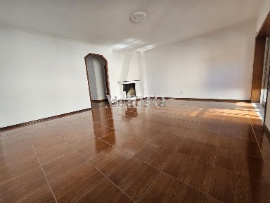Arrendamento de apartamento T3 na Rua do Alto do Sobreiro, 222