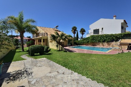 Casa ou moradia à venda na Avenida Pinhal do Caldas s/n