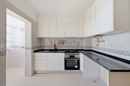 Arrendamento de apartamento T3 na Rua Ilha de São Jorge, 165