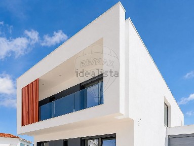 Moradia independente à venda em Santa Iria de Azoia - São João da Talha - Bobadela