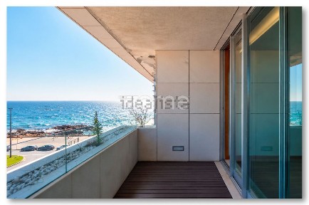 Arrendamento de apartamento T4 na Rua Francisco Sá Carneiro, 347