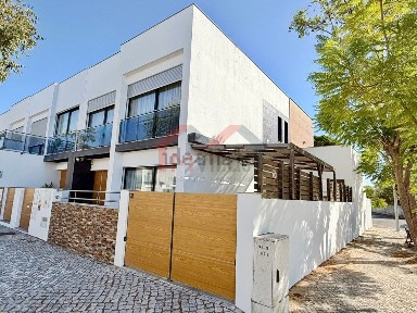 Moradia independente à venda na Zona Alta - Ria Shopping