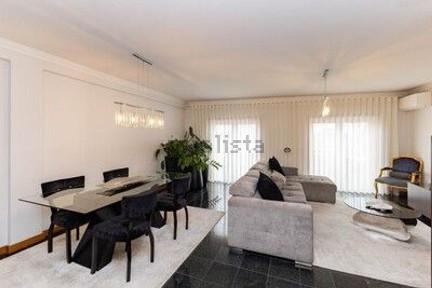 Duplex à venda na Rua de Soares dos Reis