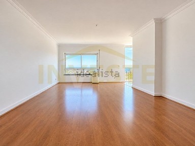 Arrendamento de apartamento T3 na Rua Sacadura Cabral
