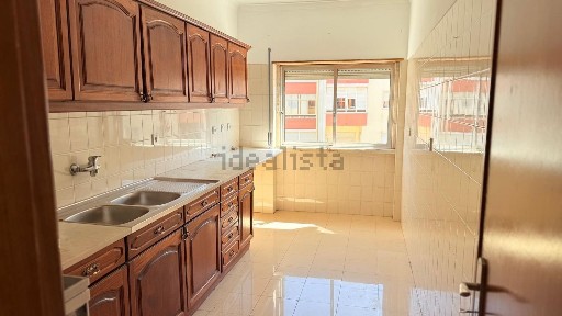 Arrendamento de apartamento T2 na Avenida Maria Lamas