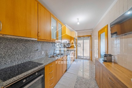 Apartamento T3 à venda na Avenida Central da Portela