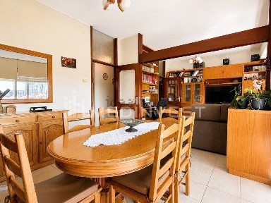 Apartamento T3 à venda na Rua Aires de Ornelas