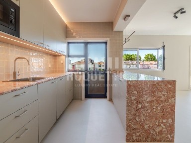 Apartamento T2 à venda na Rua Sacadura Cabral