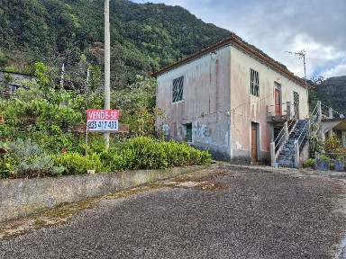 Moradia independente à venda na Estrada Municipal das Lombadas